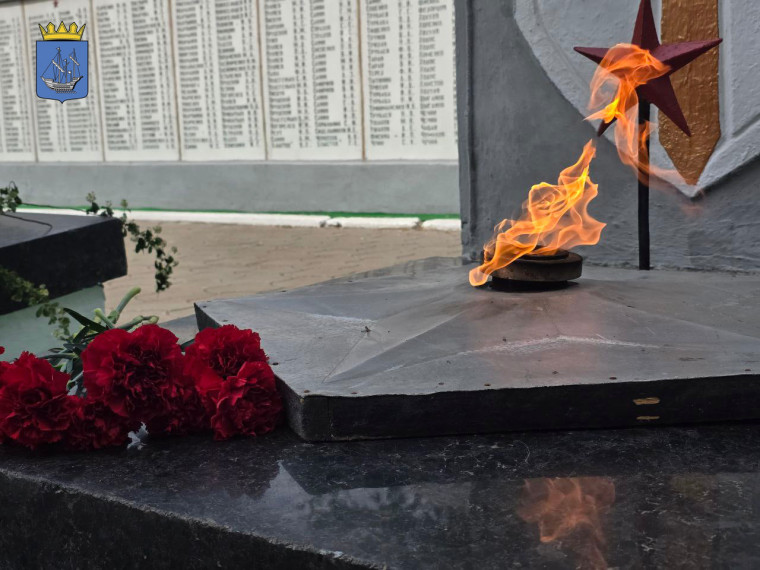 В честь 80-летия Победы в Великой Отечественной войне на мемориалах Алешкинского округа горит Вечный огонь, сотрудники администрации возложили цветы.. В честь 80-летия Победы в Великой Отечественной войне на мемориалах Алешкинского округа горит Вечный огонь, сотрудники администрации возложили цветы..