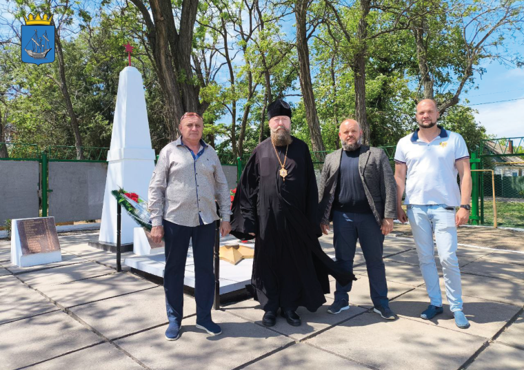 Состоялся рабочий выезд главы Алешкинского муниципального округа на мемориал в пгт Брилевка . Состоялся рабочий выезд главы Алешкинского муниципального округа на мемориал в пгт Брилевка .