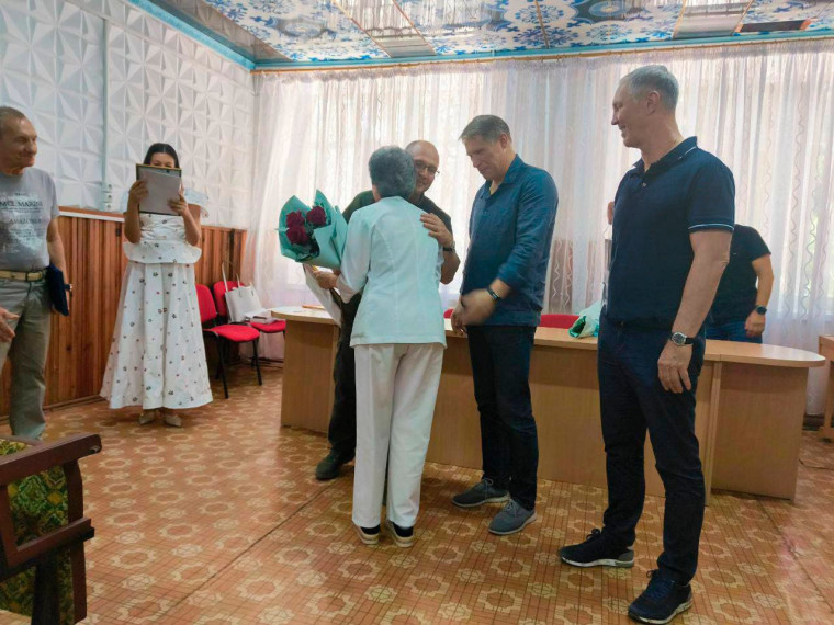 Первый заместитель Администрации Президента РФ Сергей Кириенко, министр здравоохранения России Михаил Мурашко и губернатор Херсонской области Владимир Сальдо посетили центральную районную больницу в городе Алёшки. Первый заместитель Администрации Президента РФ Сергей Кириенко, министр здравоохранения России Михаил Мурашко и губернатор Херсонской области Владимир Сальдо посетили центральную районную больницу в городе Алёшки.