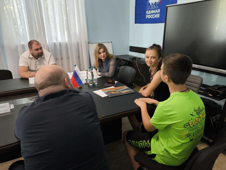 Омбудсмен по правам ребенка Херсонской области Ирина Кравченко и представитель областного отделения Ассоциации юристов России Евгений Четкарев посетили Алешкинский округ. Омбудсмен по правам ребенка Херсонской области Ирина Кравченко и представитель областного отделения Ассоциации юристов России Евгений Четкарев посетили Алешкинский округ.