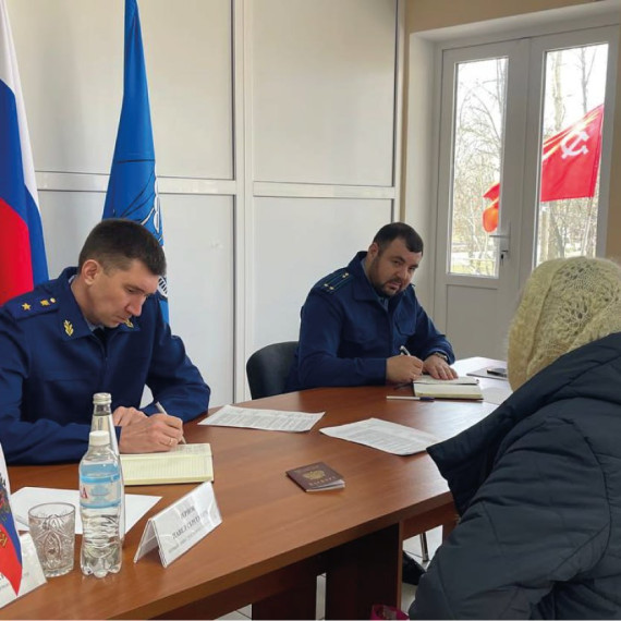 Первый заместитель прокурора Херсонской области Павел Зернов провел выездной прием граждан. Первый заместитель прокурора Херсонской области Павел Зернов провел выездной прием граждан.